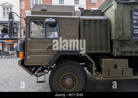 CHESTER, UK - 26. JUNI 2019: Eine Armee HX 60 4x4-Fahrzeug in Chester City stationiert für die britische Armee zu rekrutieren Stockfoto