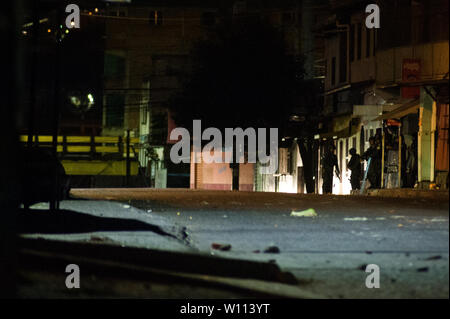 Tegucigalpa, Honduras. 29 Juni, 2019. In El Pedrigal, Tegucigalpa, Demonstranten Schlacht Mitglieder der Armee Credit: Camilo Freedman/ZUMA Draht/Alamy leben Nachrichten Stockfoto