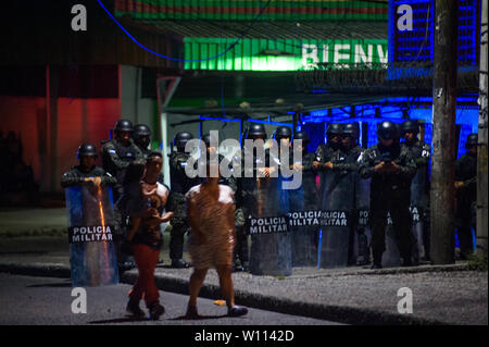 Tegucigalpa, Honduras. 29 Juni, 2019. In El Pedrigal, Tegucigalpa, Demonstranten Schlacht Mitglieder der Armee Credit: Camilo Freedman/ZUMA Draht/Alamy leben Nachrichten Stockfoto