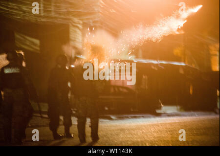 Tegucigalpa, Honduras. 29 Juni, 2019. In El Pedrigal, Tegucigalpa, Demonstranten Schlacht Mitglieder der Armee Credit: Camilo Freedman/ZUMA Draht/Alamy leben Nachrichten Stockfoto