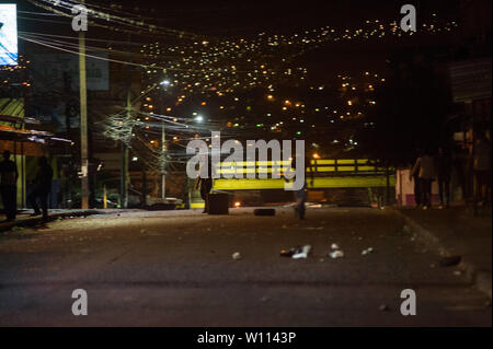 Tegucigalpa, Honduras. 29 Juni, 2019. In El Pedrigal, Tegucigalpa, Demonstranten Schlacht Mitglieder der Armee Credit: Camilo Freedman/ZUMA Draht/Alamy leben Nachrichten Stockfoto