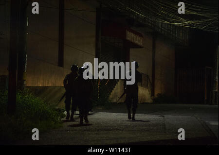 Tegucigalpa, Honduras. 29 Juni, 2019. In El Pedrigal, Tegucigalpa, Demonstranten Schlacht Mitglieder der Armee Credit: Camilo Freedman/ZUMA Draht/Alamy leben Nachrichten Stockfoto