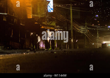 Tegucigalpa, Honduras. 29 Juni, 2019. In El Pedrigal, Tegucigalpa, Demonstranten Schlacht Mitglieder der Armee Credit: Camilo Freedman/ZUMA Draht/Alamy leben Nachrichten Stockfoto