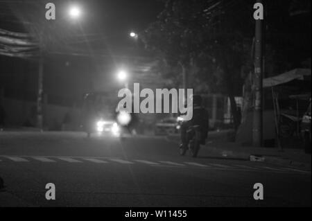 Tegucigalpa, Honduras. 29 Juni, 2019. In El Pedrigal, Tegucigalpa, Demonstranten Schlacht Mitglieder der Armee Credit: Camilo Freedman/ZUMA Draht/Alamy leben Nachrichten Stockfoto