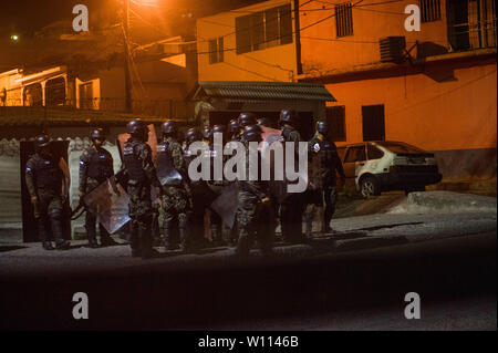 Tegucigalpa, Honduras. 29 Juni, 2019. In El Pedrigal, Tegucigalpa, Demonstranten Schlacht Mitglieder der Armee Credit: Camilo Freedman/ZUMA Draht/Alamy leben Nachrichten Stockfoto