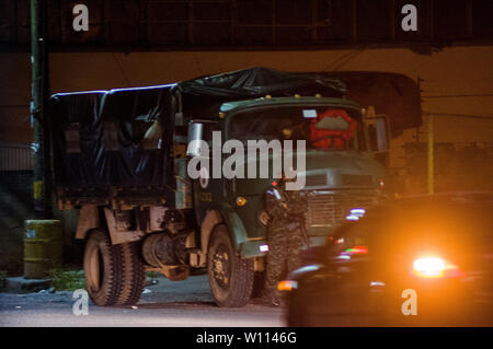 Tegucigalpa, Honduras. 29 Juni, 2019. In El Pedrigal, Tegucigalpa, Demonstranten Schlacht Mitglieder der Armee Credit: Camilo Freedman/ZUMA Draht/Alamy leben Nachrichten Stockfoto