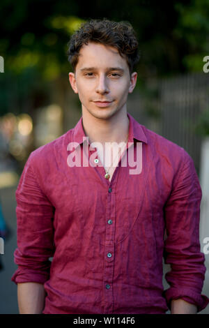 München, Deutschland. 28 Juni, 2019. Jonathan Berlin, Schauspieler, kommt zu dem Restaurant Kaisergarten für die ARD Degeto Rezeption als Teil des Filmfest München. Quelle: Tobias Hase/dpa/Alamy leben Nachrichten Stockfoto