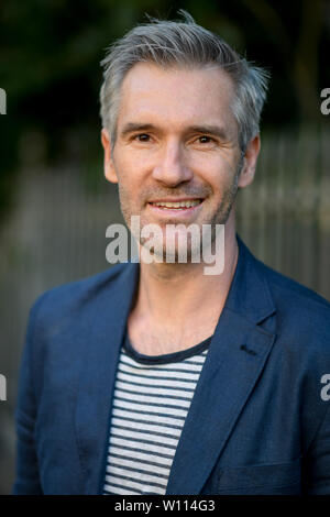 München, Deutschland. 28 Juni, 2019. Ben Braun, Schauspieler, kommt zu dem Restaurant Kaisergarten für die ARD Degeto Rezeption als Teil des Filmfest München. Quelle: Tobias Hase/dpa/Alamy leben Nachrichten Stockfoto