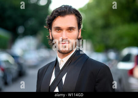 München, Deutschland. 28 Juni, 2019. Vladimir Korneev, Schauspieler, kommt zu dem Restaurant Kaisergarten für die ARD Degeto Rezeption als Teil des Filmfest München. Quelle: Tobias Hase/dpa/Alamy leben Nachrichten Stockfoto