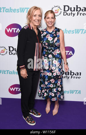 London, Großbritannien. 28 Juni, 2019. LONDON, GROSSBRITANNIEN. Juni 28, 2019: Martina Navratilova und Chris Evert für die WTA-Sommerfest 2019 im Jumeirah Carlton Tower Hotel, London anreisen. Bild: Steve Vas/Featureflash Credit: Paul Smith/Alamy leben Nachrichten Stockfoto
