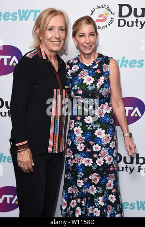 London, Großbritannien. 28 Juni, 2019. LONDON, GROSSBRITANNIEN. Juni 28, 2019: Martina Navratilova und Chris Evert für die WTA-Sommerfest 2019 im Jumeirah Carlton Tower Hotel, London anreisen. Bild: Steve Vas/Featureflash Credit: Paul Smith/Alamy leben Nachrichten Stockfoto