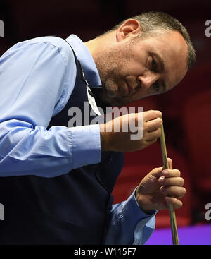 Wuxi in der chinesischen Provinz Jiangsu. 29 Juni, 2019. Stephen Maguire von Schottland Kreiden sein Stichwort, wie er während des Viertelfinales zwischen Mark Williams/Ryan Tag von Wales und John Higgins/Stephen Maguire von Schottland an der 2019 Snooker Wm in Wuxi betrachtet, der ostchinesischen Provinz Jiangsu, 29. Juni 2019. Schottland gewann 4-3. Credit: Ji Chunpeng/Xinhua/Alamy leben Nachrichten Stockfoto