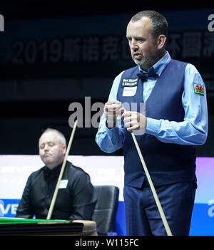 Wuxi in der chinesischen Provinz Jiangsu. 29 Juni, 2019. Mark Williams (R) von Wales Kreiden sein Stichwort, wie er während des Viertelfinales zwischen Mark Williams/Ryan Tag von Wales und John Higgins/Stephen Maguire von Schottland an der 2019 Snooker Wm in Wuxi betrachtet, der ostchinesischen Provinz Jiangsu, 29. Juni 2019. Schottland gewann 4-3. Credit: Yang Lei/Xinhua/Alamy leben Nachrichten Stockfoto