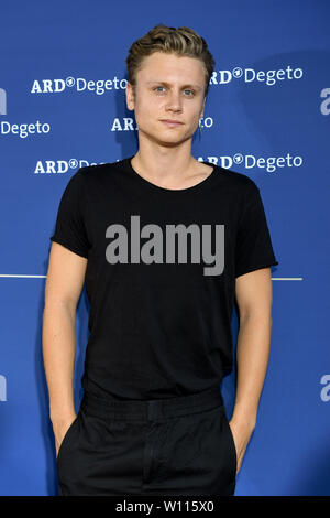 28. Juni 2019, Bayern, München: Rafael Gareisen, Schauspieler, kommt zu dem Restaurant Kaisergarten für die ARD Degeto Rezeption als Teil des Filmfest München. Foto: Tobias Hase/dpa Stockfoto