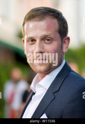 28. Juni 2019, Bayern, München: Christoph Schechinger, Schauspieler, kommt zu dem Restaurant Kaisergarten für die ARD Degeto Rezeption als Teil des Filmfest München. Foto: Tobias Hase/dpa Stockfoto