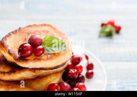 Pfannkuchen mit Sauerrahm und Beeren. Ferienhaus Köstlichkeiten Stockfoto