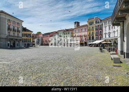 Locarno, Schweiz, Quadrat Grande (Piazza Grande) im historischen Zentrum der Stadt. Locarno ist eine wichtige touristische Stadt am Lago Maggiore Stockfoto