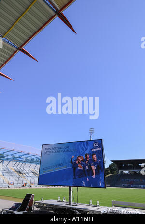 Karlsruhe, Deutschland. 29 Juni, 2019. Auf einem TV-Bildschirm. GES/fussball/2. Bundesliga: Mitgliederversammlung der Karlsruher Sport-Club zu den Themen von Spin-offs, 29.06.2019 | Verwendung der weltweiten Kredit: dpa/Alamy leben Nachrichten Stockfoto