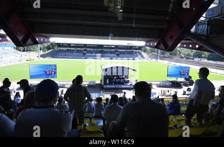 Karlsruhe, Deutschland. 29 Juni, 2019. Blick auf das Podium und die Bühne. GES/fussball/2. Bundesliga: Mitgliederversammlung der Karlsruher Sport-Club zu den Themen von Spin-offs, 29.06.2019 | Verwendung der weltweiten Kredit: dpa/Alamy leben Nachrichten Stockfoto