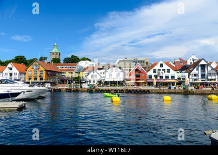 Stavanger, Norwegen - 25. Juli 2017: Sightseeing City Shopping Centre, Restaurants, Pubs, bunte Häuser, viele Touristen zu Fuß. Hafen, Port, Marin Stockfoto