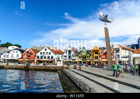 Stavanger, Norwegen - 25. Juli 2017: Sightseeing City Shopping Centre, Restaurants, Pubs, bunte Häuser, viele Touristen zu Fuß. Hafen, Port, Marin Stockfoto