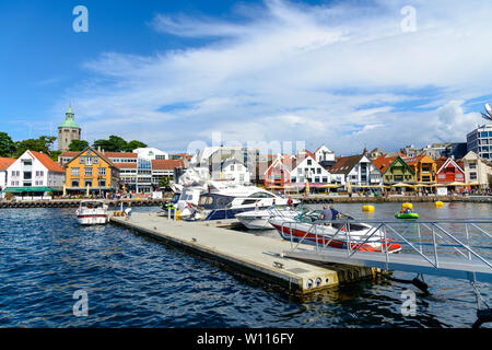 Stavanger, Norwegen - 25. Juli 2017: Sightseeing City Shopping Centre, Restaurants, Pubs, bunte Häuser, viele Touristen zu Fuß. Hafen, Port, Marin Stockfoto