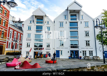 Stavanger, Norwegen - 25. Juli 2017: Sightseeing City Shopping Centre, Weißes, buntes Haus. Geschenke Shop. In der Nähe Hafen, Hafen Stavanger, Norwegen Stockfoto