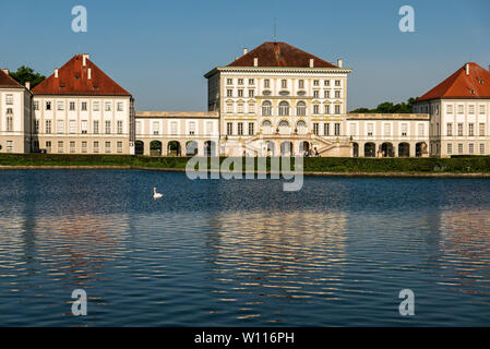 München, Deutschland - 14. JUNI 2019: Schloss Nymphenburg Vorderansicht in einem Frühlingstag Stockfoto