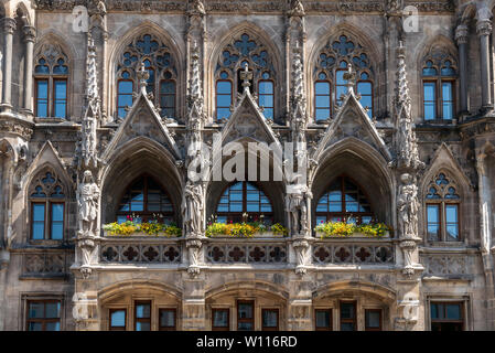 München, Deutschland - 14. JUNI 2019: das Neue Rathaus in München, Detail der Fassade Stockfoto