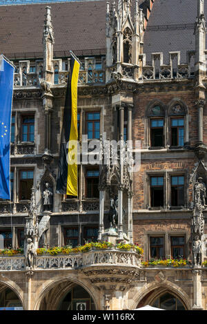 München, Deutschland - 14. JUNI 2019: das Neue Rathaus in München, Detail der Fassade Stockfoto