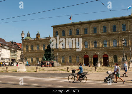 München, Deutschland - 14. Juni 2019: Die Konigsbau. Das heutige Gebäude stammt aus der Zeit von König Ludwig I. von Bayern (1825-1848), war es für die s gebaut Stockfoto