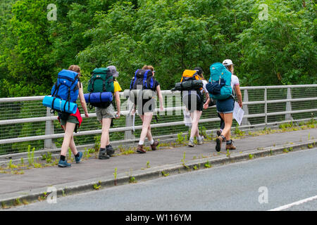 Eine Gruppe von Duke of Edinburgh vergibt nach außen gerichtete Kandidaten, die sich für ein Wochenendcamp in den Bergen im Forest of Bowland an dem erwartungsgemäß heißesten Tag des Jahres aufmachen. Die verschiedenen Routen werden sie bis zu 7 km weit führen, um die Kunst der Routenplanung zu erlernen – die Konturen der Karte zu erkunden, die Gehgeschwindigkeiten zu ermitteln und eine 6-stellige Peilung zu finden. Kredit; MWI/AlamyLiveNews Stockfoto