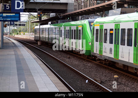 S-Bahn am Bahnhof des Flughafens Düsseldorf Stockfoto