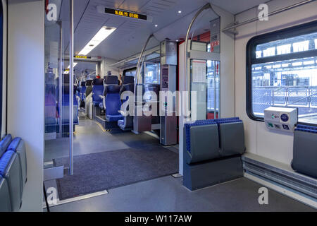 Innenraum der Regional Express, ein Zug im öffentlichen Verkehr Stockfoto