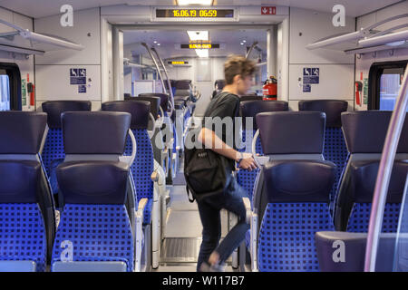 Innenraum der Regional Express, ein Zug im öffentlichen Verkehr Stockfoto