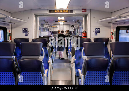 Innenraum der Regional Express, ein Zug im öffentlichen Verkehr Stockfoto