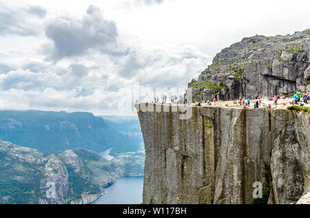 Preikestolen oder Prekestolen. Pulpit Rock, berühmten Attraktion in der Nähe von Stavanger. Blick auf den Lysefjord, Norwegen Stockfoto