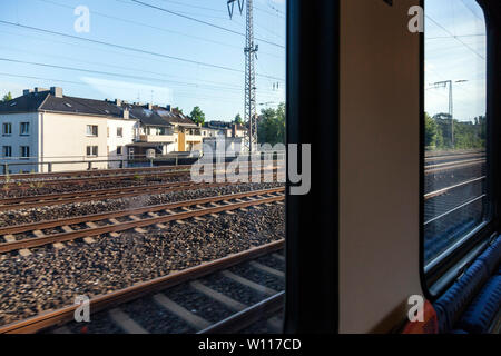 Blick aus dem Fenster eines fahrenden Zuges Stockfoto