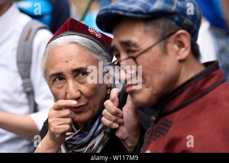 Osaka, Japan. 29 Juni, 2019. Rebiya Kadeer Rebiya Kadeer, ein politischer Aktivist für China Uiguren, die ethnischen Minderheiten angehören, spricht mit anderen Aktivist bei einer Demonstration gegen die Behandlung der chinesischen Regierung der ethnischen Gruppe bei einer Demonstration während des G20-Gipfels in Osaka, Japan. Credit: Ben Weller/LBA/Alamy leben Nachrichten Stockfoto