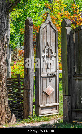 Fragment der offenen Holztor mit rostigen Scharniere Stockfoto