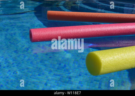 Bunte pool Nudeln und Schwimmbad, mit einer Kopie. Spaß Sommer vibes. Stockfoto