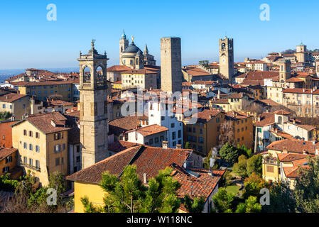 Bergamo, Blick über die roten Dächer und Türme der historischen mittelalterlichen Altstadt, Lombardei, Italien Stockfoto