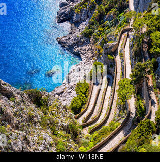 Via Krupp, Capri, Italien, der berühmte Haarnadelkurve Straße auf einem steilen felsigen Klippe über blaue Mittelmeer, in der Bucht von Neapel Stockfoto