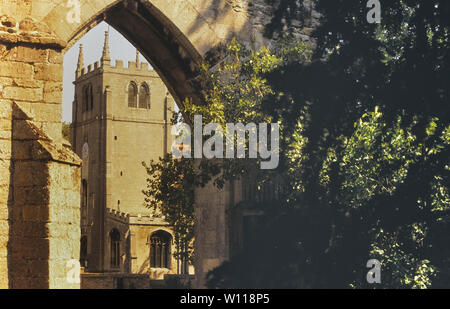Ramsey Abbey Gatehouse und St. Thomas Becket C von E Kirche, Cambridgeshire, England, Großbritannien Stockfoto
