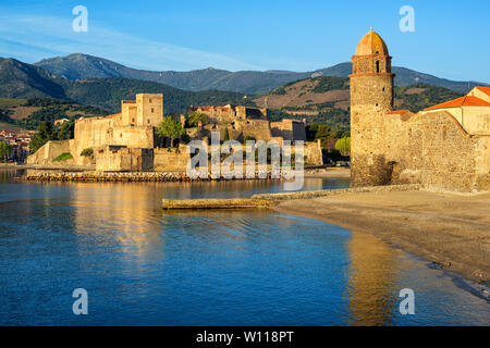 Stadt Collioure, Frankreich, Blick auf das mittelalterliche Schloss das Königliche Schloss und den Kirchturm zwischen Pyrenäen und Mittelmeer Stockfoto