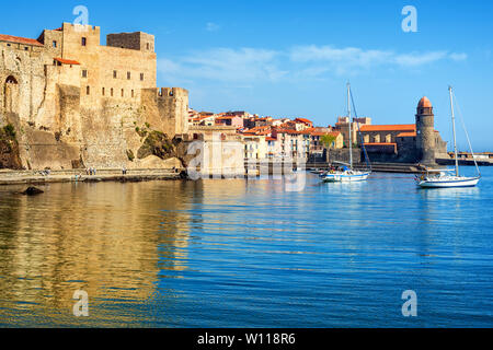 Collioure, Frankreich, einem beliebten Ferienort am Mittelmeer, mit Blick auf die Altstadt mit Burg und Kirche Notre-Dame des Anges Stockfoto