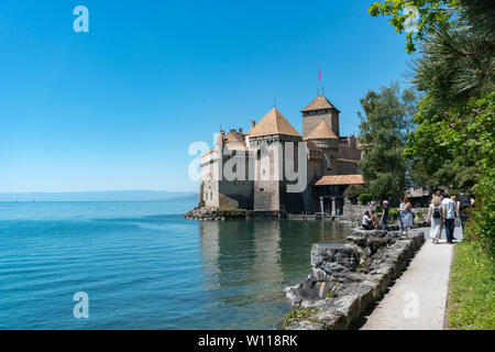 Montreux, VD/Schweiz - vom 31. Mai 2019: Touristen besuchen Sie das historische Schloss Chillon am Genfer See Stockfoto