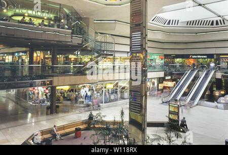 Die Innenseite der Queensgate Shopping Center, Peterborough, Cambridgeshire, England, UK. Ca. 80er Stockfoto