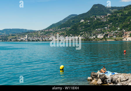 Montreux, VD/Schweiz - vom 31. Mai 2019: Blick auf den idyllischen Ufer des Genfer Sees und der Montreux Riviera mit Menschen subathing auf einen schönen s Stockfoto