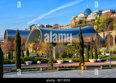 Rhike Park in Tiflis, der Hauptstadt Georgiens, mit Rike Konzertsaal und President Palace an einem sonnigen Tag Stockfoto